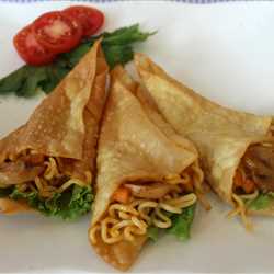 PANGSIT LIPAT ISI MIE KORNET MADU